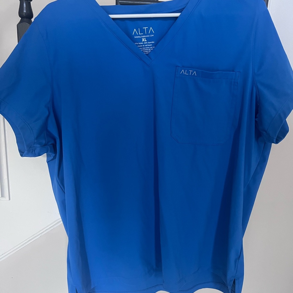 Alta one pocket scrub top